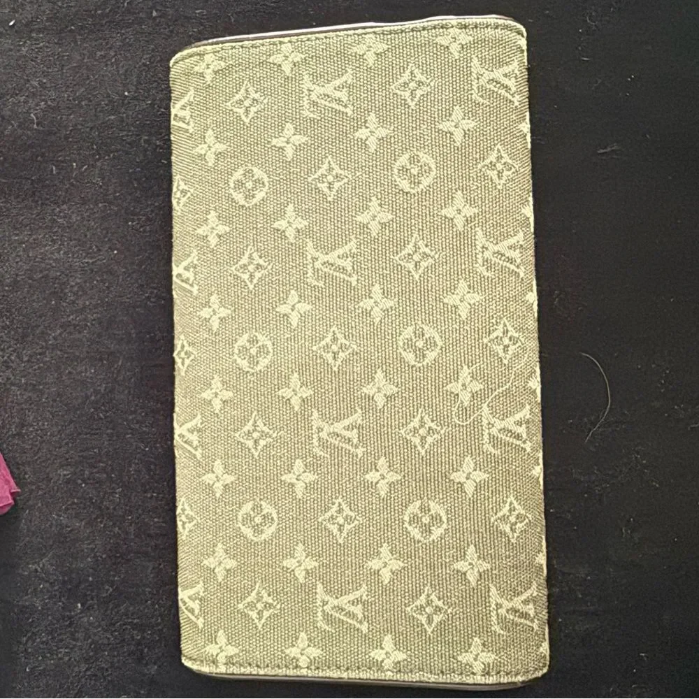 Used in excellent condition nLouis Vuitton Olive Monogram wallet large - Picture 8 of 10